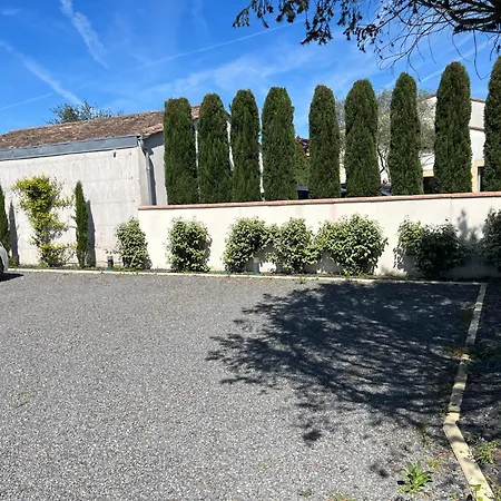 Du Ferrand Au Coeur Des Vignes * モンターニュ